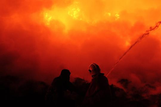 Photo of firefighters trying to extinguish a bushfire.
