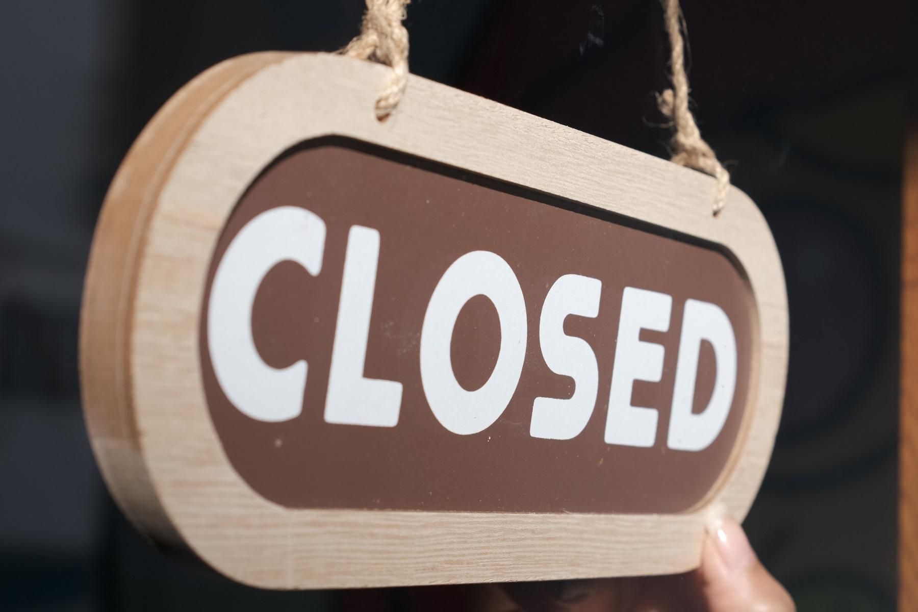 Photo of a closed sign in a shop window.