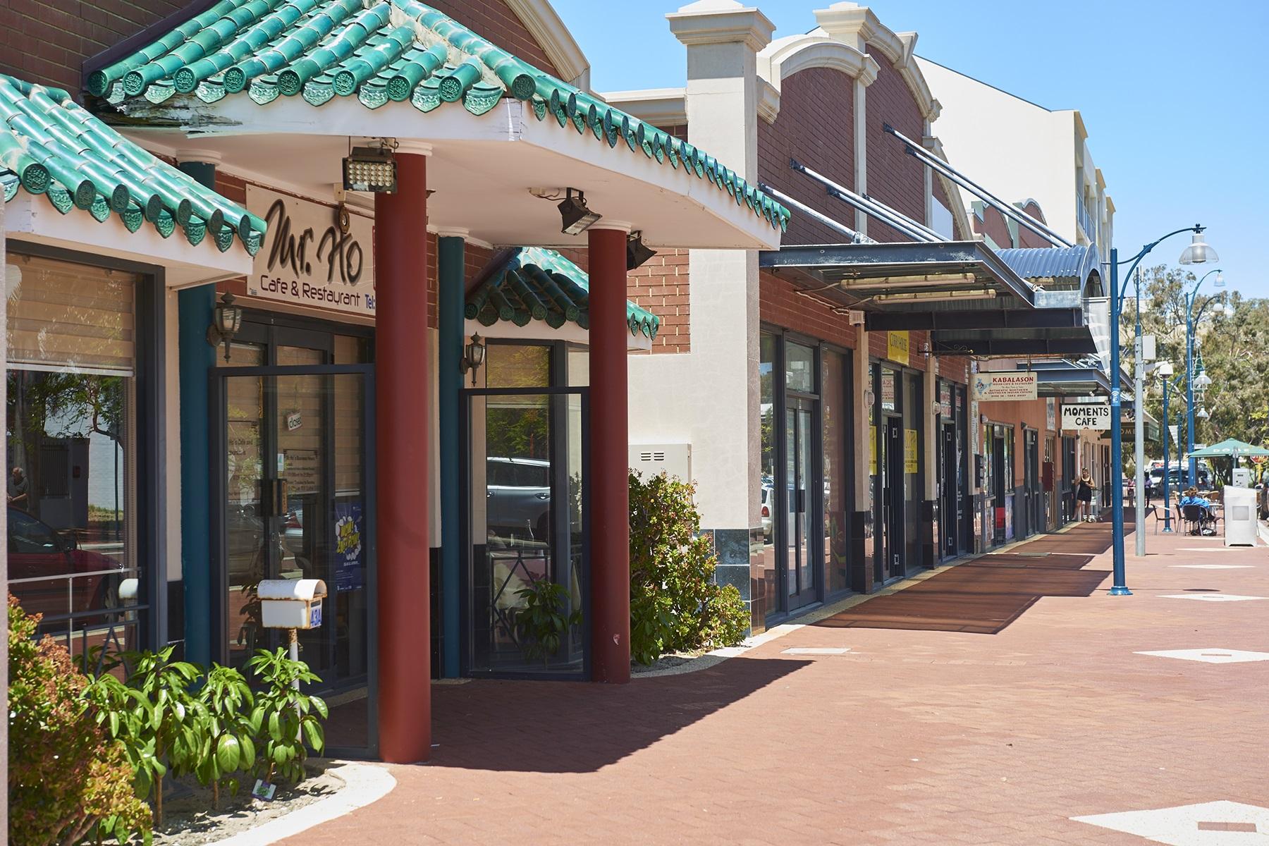 Photo of a strip of shops in the Perth metro area.